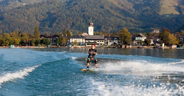 Direkt vor unserer Haustür wartet der Wolfgangsee auf Wasserratten aller Art. Hotel Gasthof zur Post Wassersport St. Gilgen am Wolfgangsee